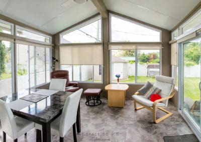 solarium avec toile d'intimité couleur argile
