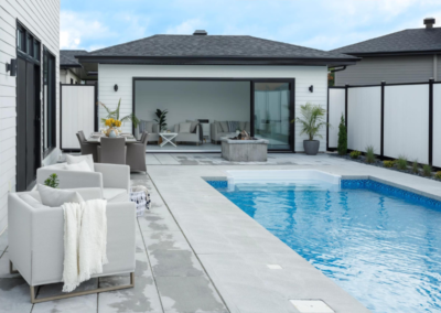 Endroit intime avec panneaux coulissants ouverts