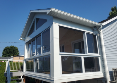 Idée Tech solarium 3 saisons carré avec structure blanche